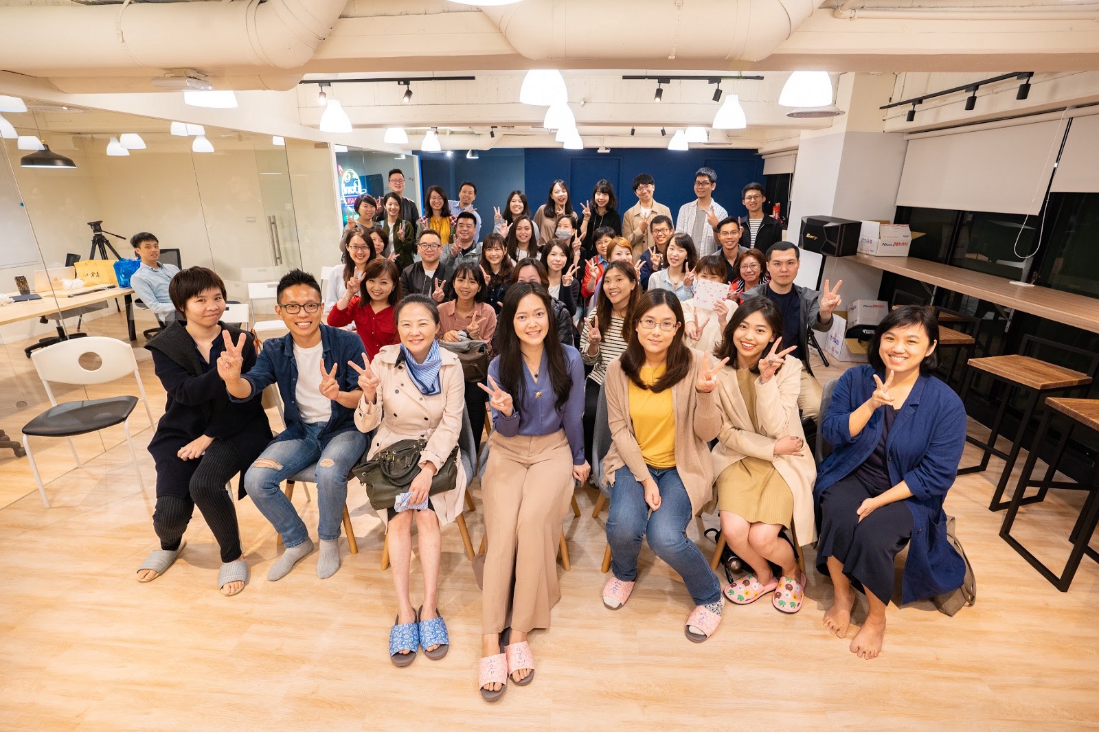 人資小酒館於 Dcard 辦公室合照