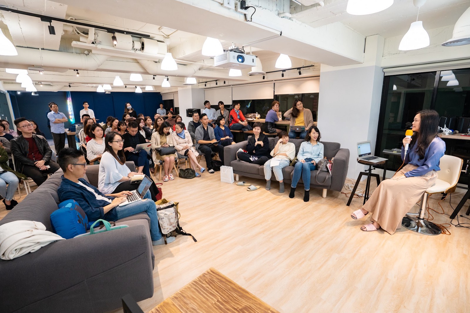 Co-founder, CFO, CHRO of iKala talk to everyone.